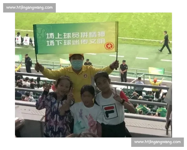 南京球迷 “人走场净” 赛场内外皆风景 南京球迷 “人走场净” 赛场内外皆风景