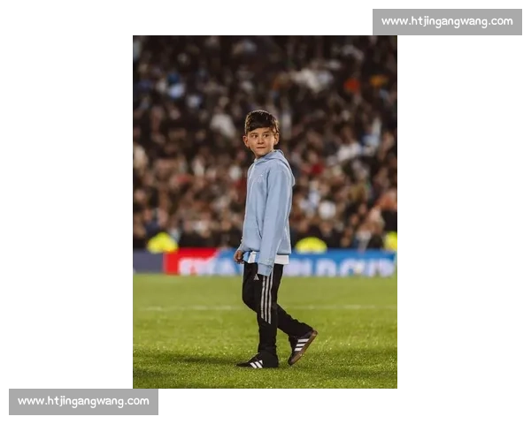 梅西萌娃力荐发带造型!长发飘逸成赛场新焦点 梅西萌娃力荐发带造型!长发飘逸成赛场新焦点